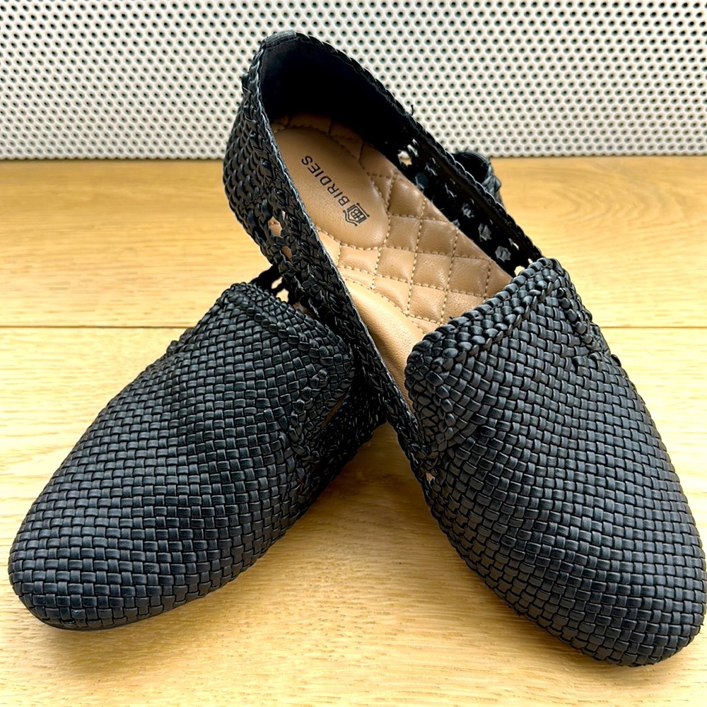 BIRDIES Starling in black.  Sleek & soft with a classic round toe.
